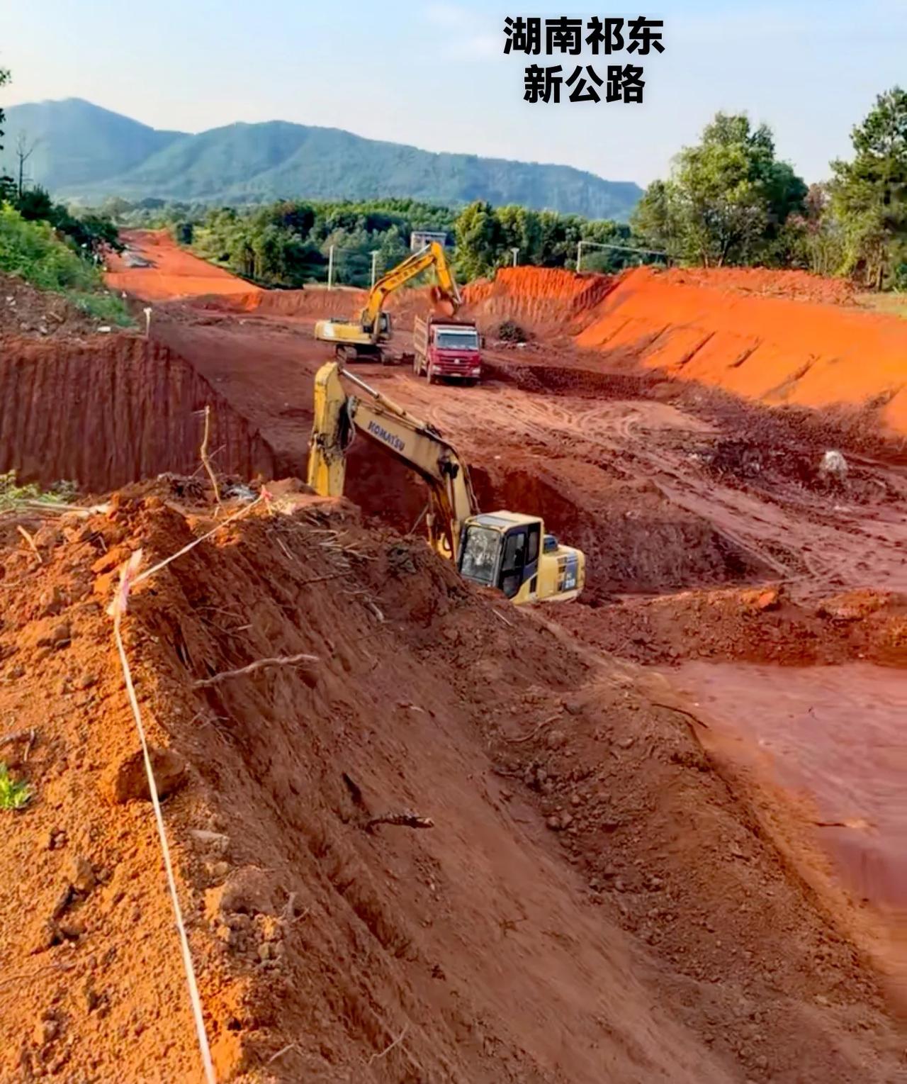 祁东县圣云大道，北段连接线图片上已全面动工。这条改线公路就是祁东G322国道，与