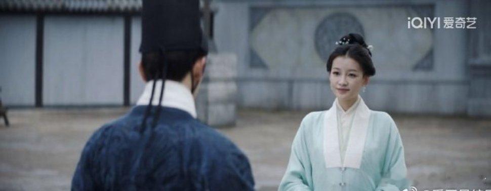 怪不得古人喜欢溜肩和微胖，看这又瘦又有直角肩穿古装好奇怪 ​​​