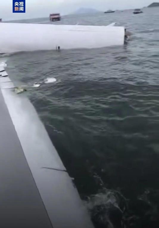 波音747在香港机场冲出跑道坠海，已致多人死亡！20日凌晨4点左右，一架从迪拜飞