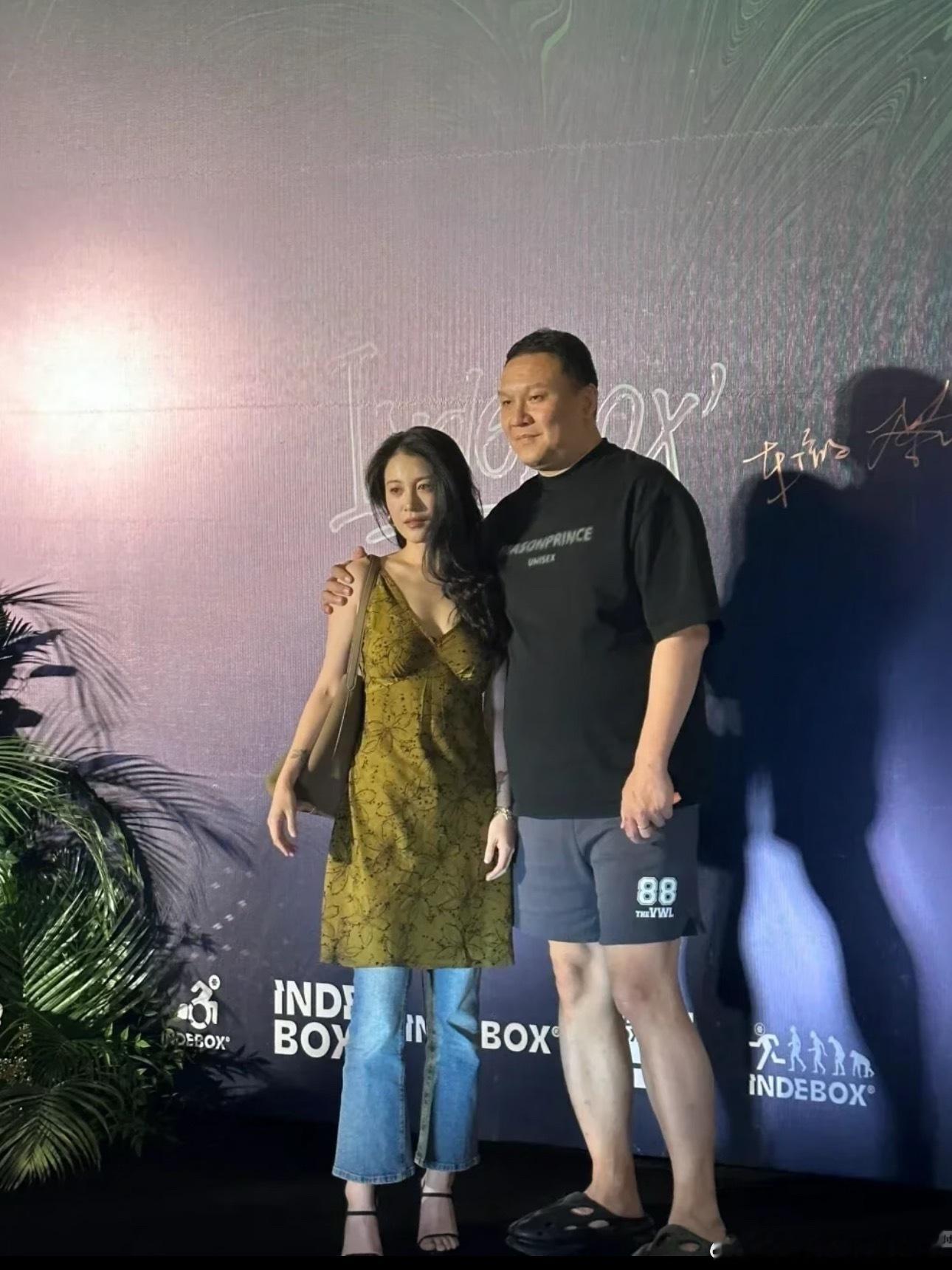 之前完全没有任何离婚的消息！是车澈乃万在街头搂搂抱抱被曝光后，车澈出面道歉，李嘉