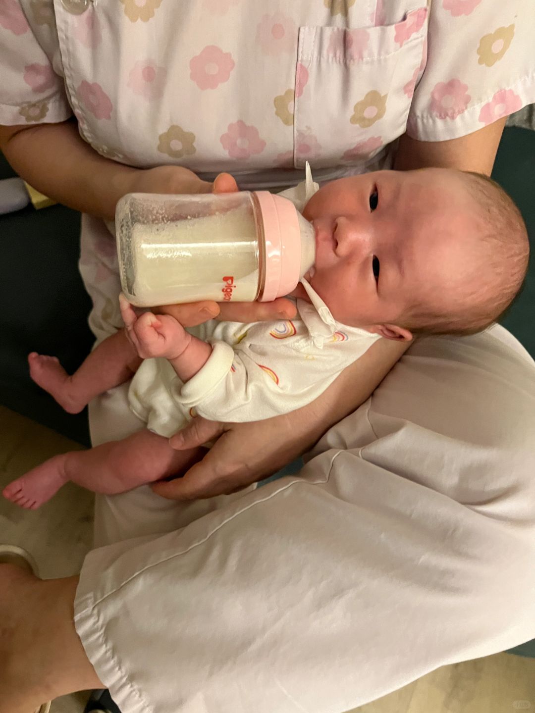 25天的幼崽都学会捧“饭碗”了！