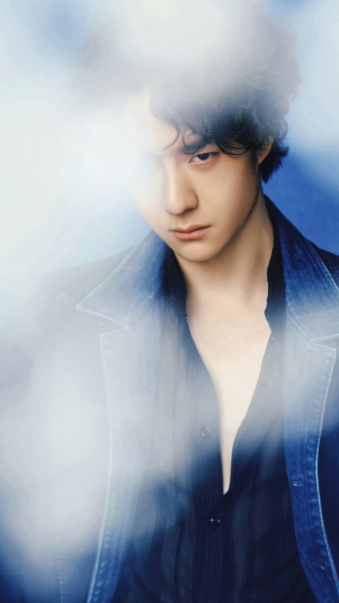 性感松弛的牛仔裤男孩来了，这是我该看的 