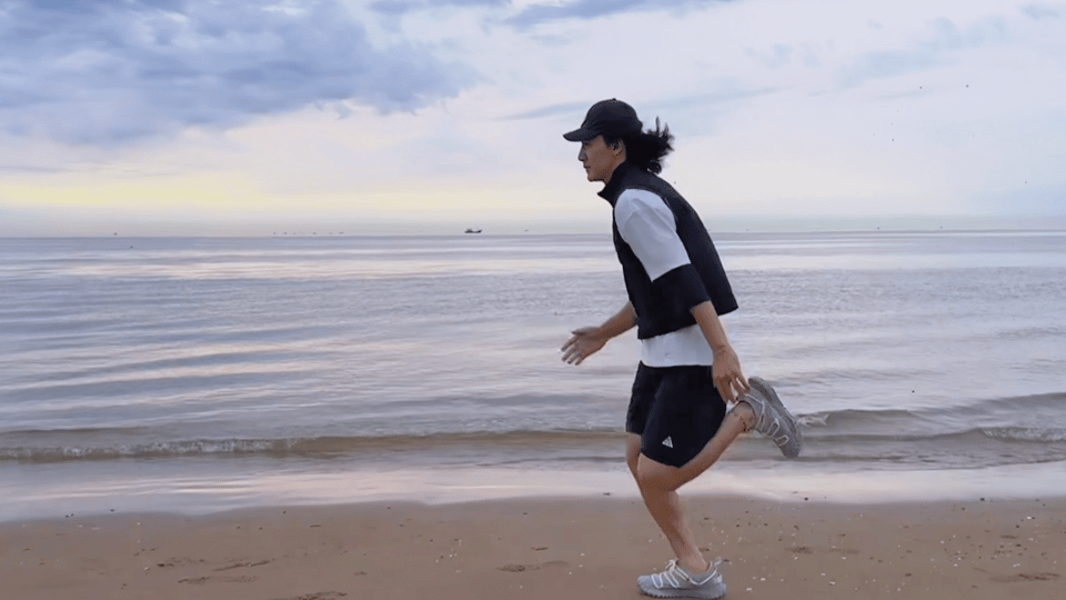 此沙海边晨跑看日出燃起来了 是谁看着此沙的晨跑视频疯狂心动？朝阳镀金侧颜，海浪伴