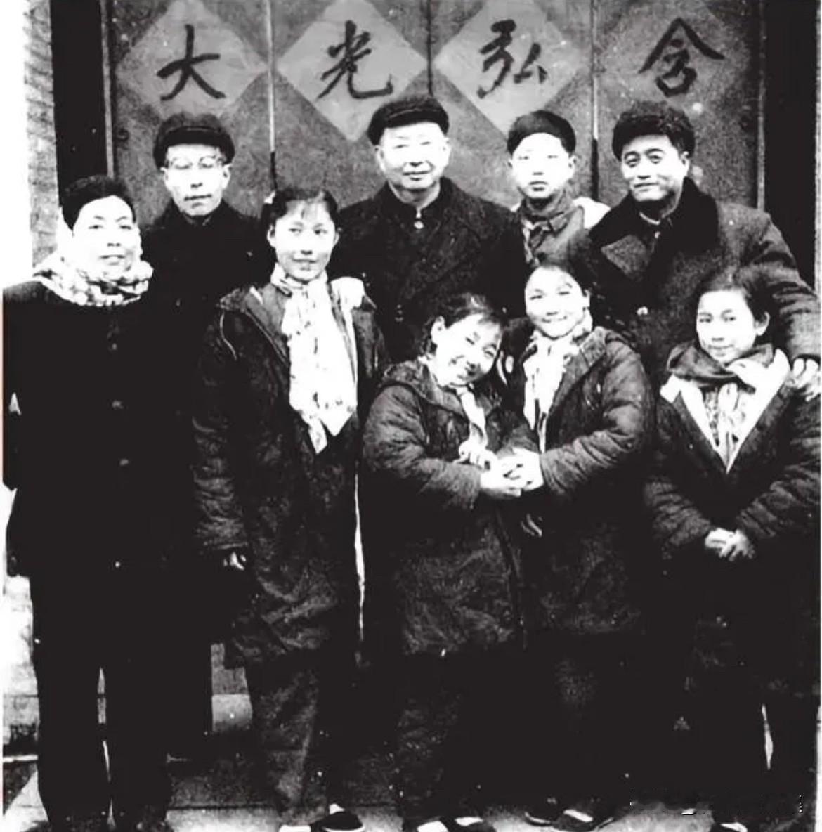 1959年12月，京剧艺术大师梅兰芳先生在北京家中为东风剧团小演员传授技艺后，与