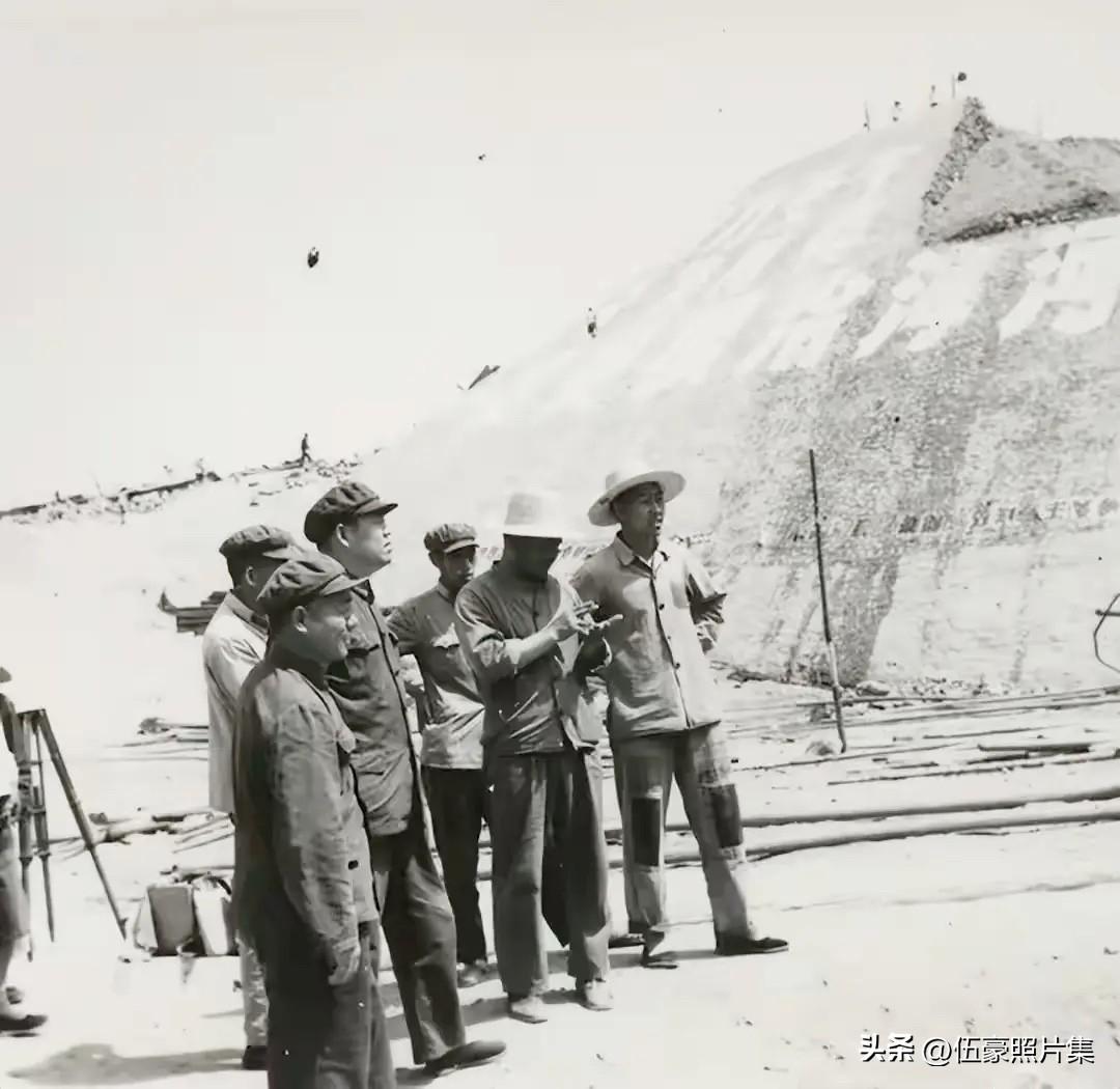 1972年，时任38军副政委兼保定地委第一书记，保定地区革委会主任徐炜（左二）在