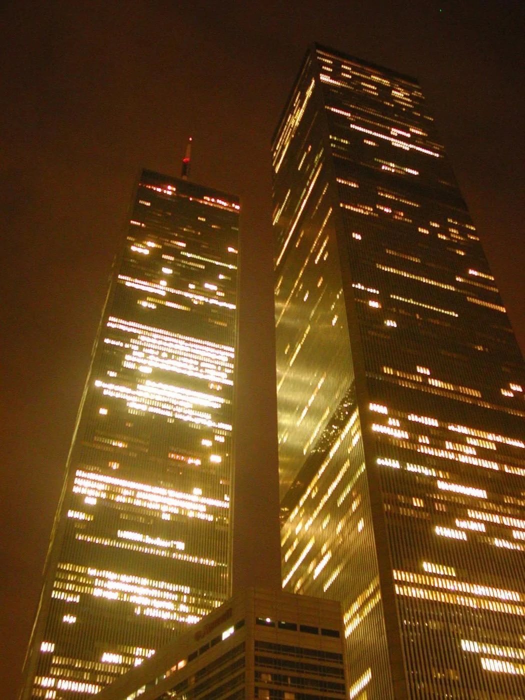 从2001年9月1日夜晚仰望世界贸易中心的景象 ​​​