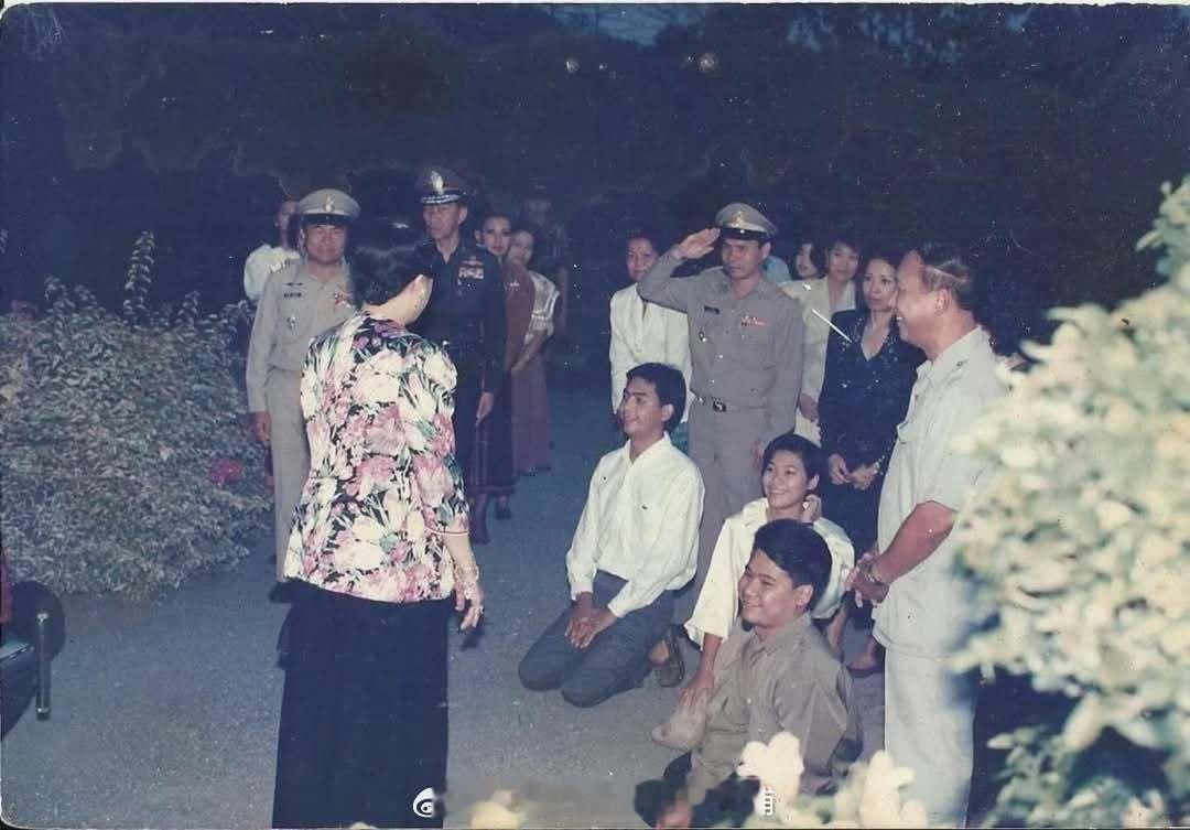 王室王室泰国王室暹罗往事 老照片：信守承诺的红唇姐红唇姐和狗哥在照片的主人家里做