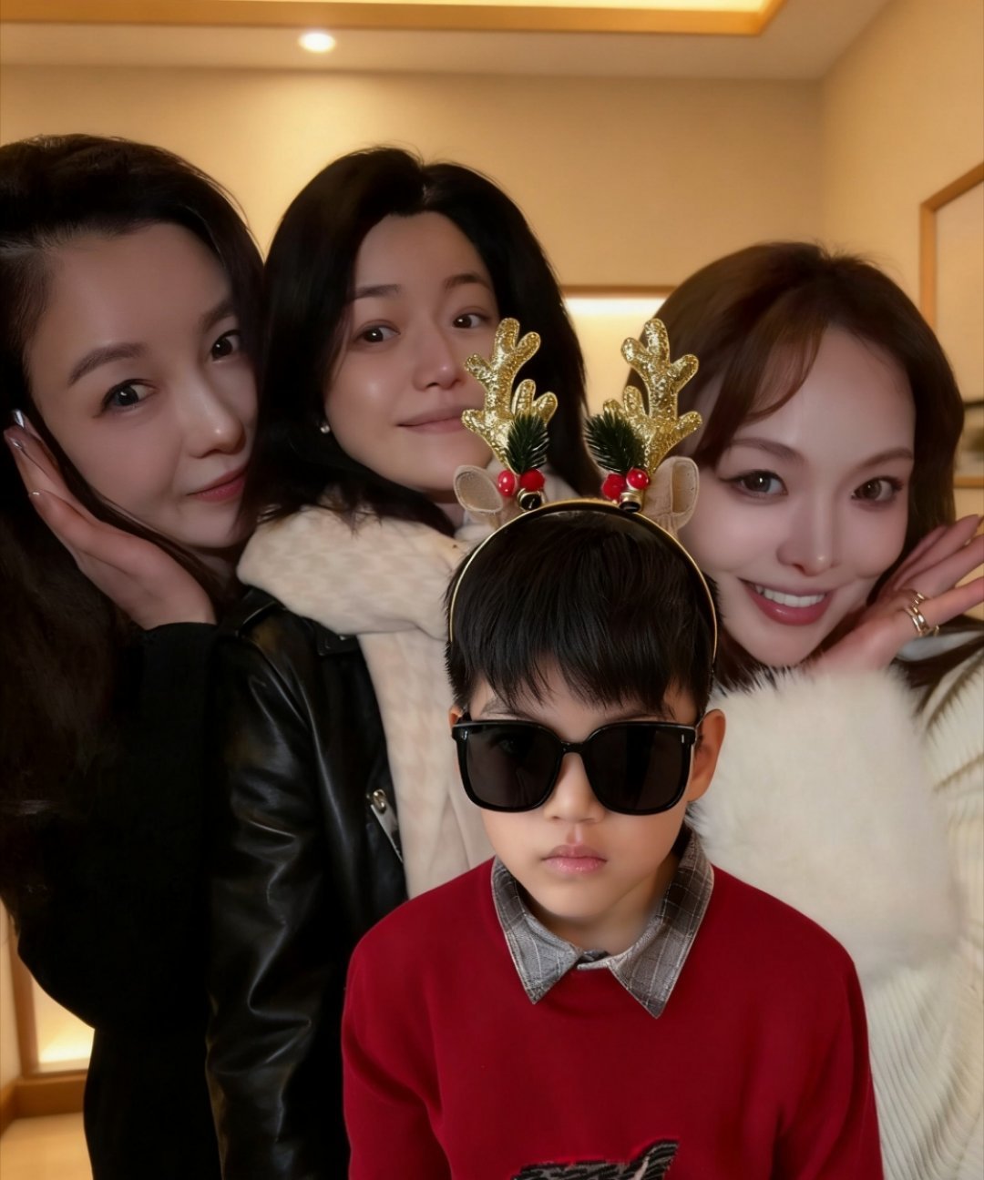 陈妍希晒小星星圣诞照圣诞限定小可爱上线！陈妍希带小星星过节，小家伙乖巧又帅气，暖