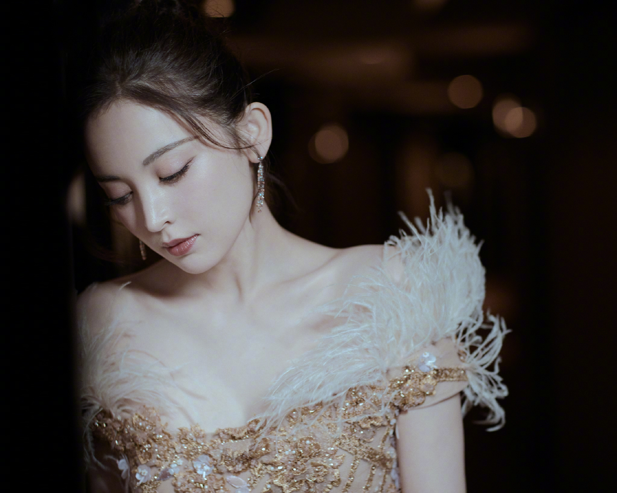 古力娜扎，裸粉色金丝羽毛裙，轻盈柔美的华丽仙女风。娜扎