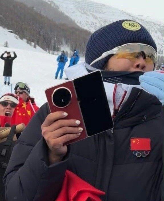 荣耀和中国之队签了长期合同，所以基本上各国家队都是荣耀手机在公众亮相荣耀Magi