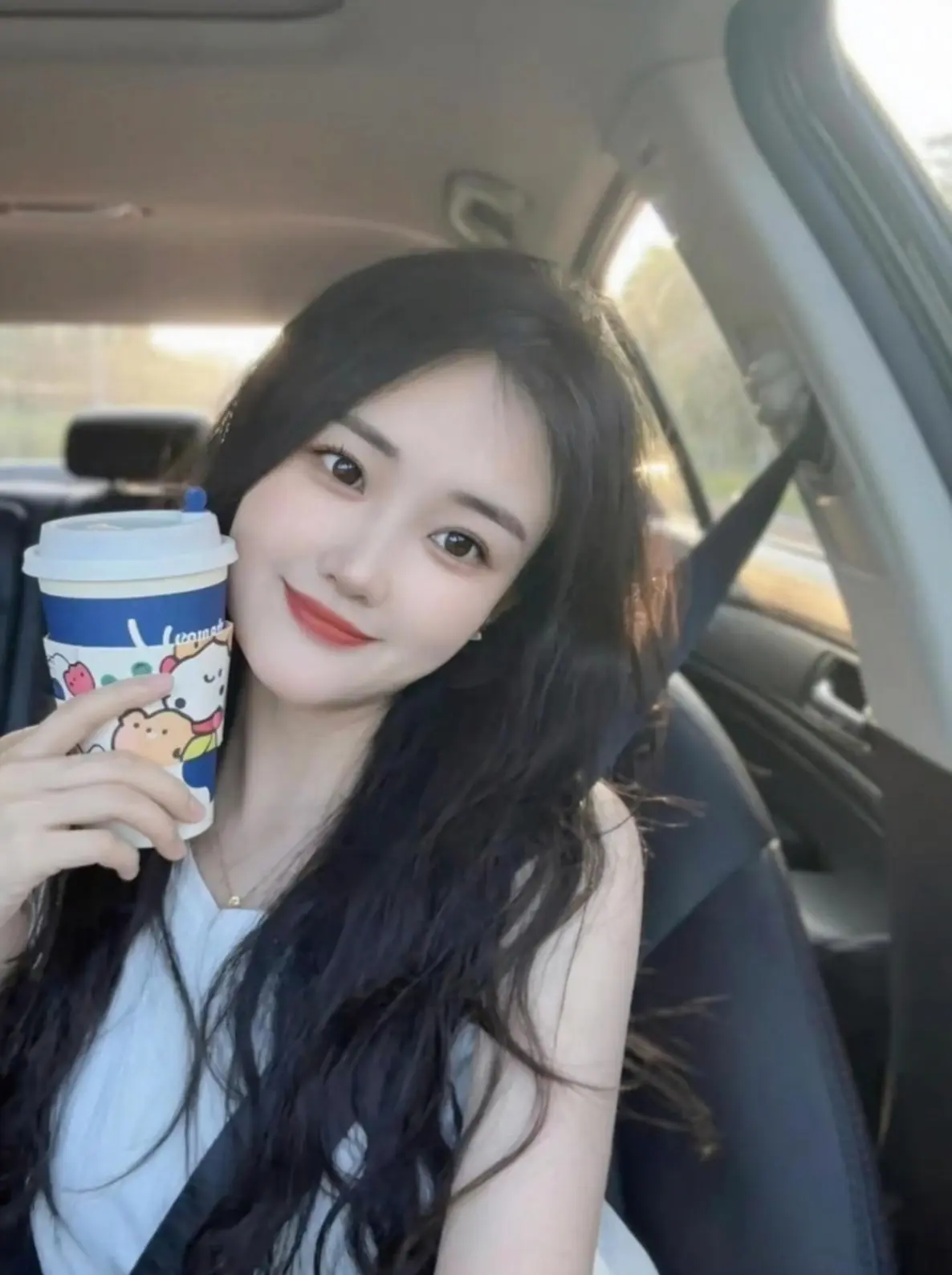 穿搭 美出高级感 一杯咖啡的快乐