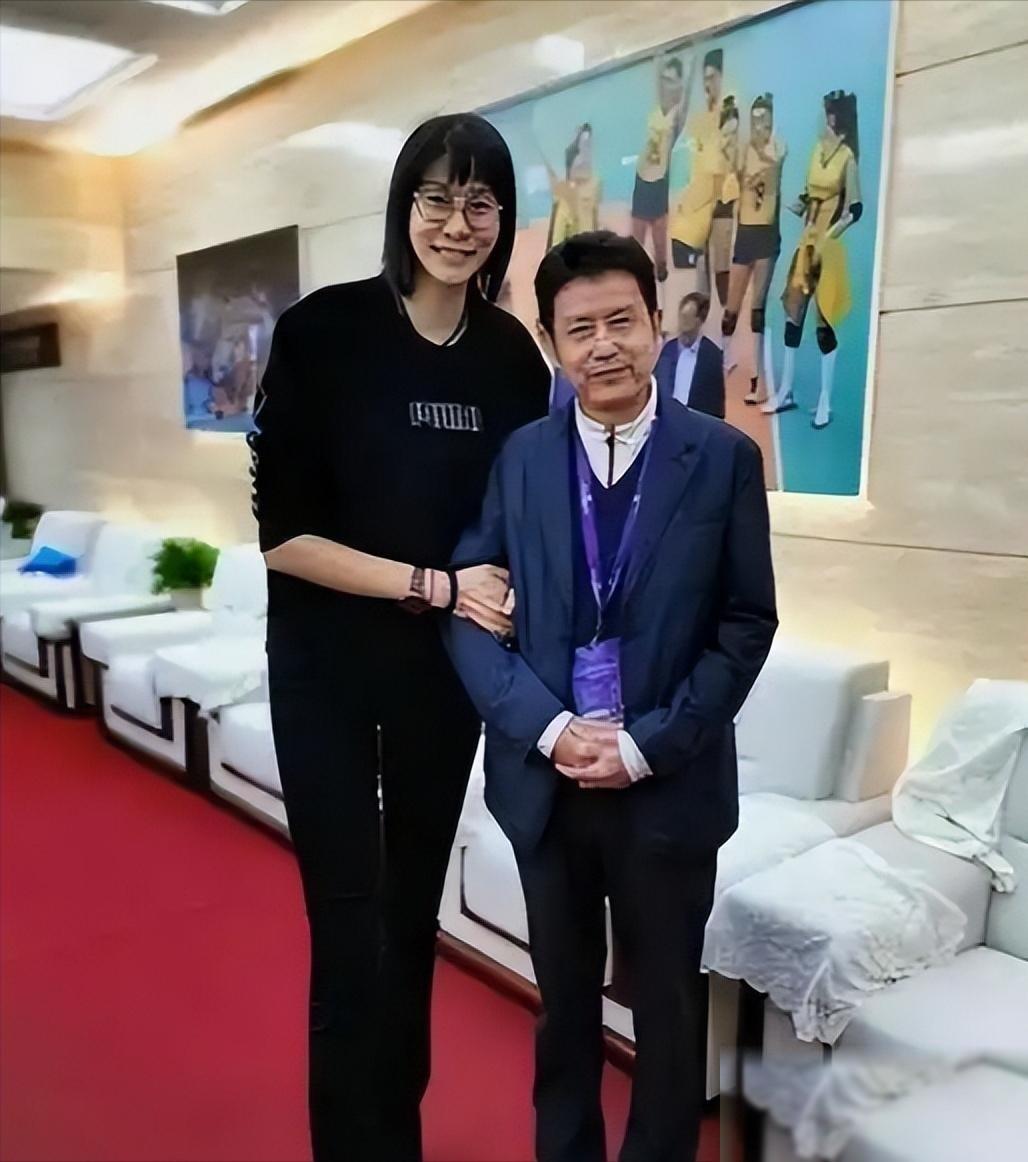 陈忠和的前妻，意外被火车钩住了背包带，入火车下不幸而亡。三年后，那个在场边给人当