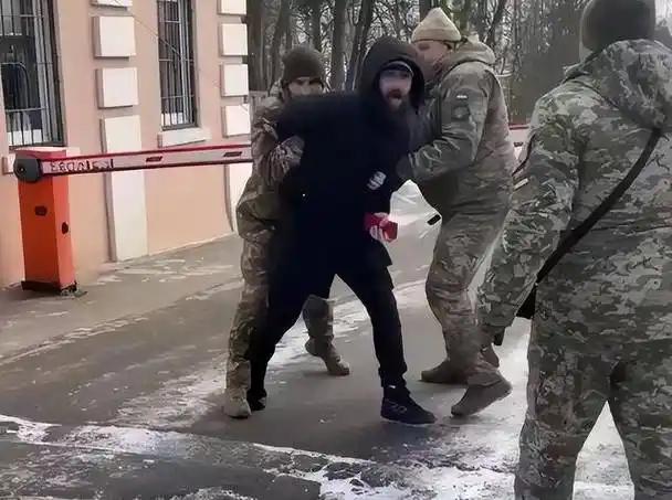 乌克兰征兵办这回真是出息了，连74岁的老太太都敢动手。据军事博主透露，哈尔科夫街