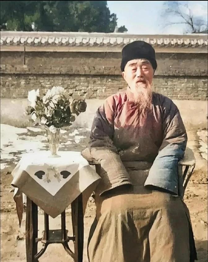 1950年，林彪的父亲林明卿，在北京留下了这一张照片，当时的他已经七十多岁了，留