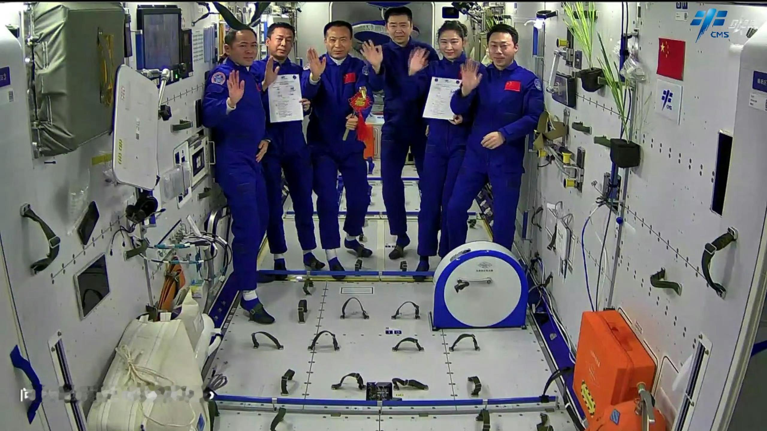 中国空间站永远值得期待🇨🇳图一：神舟十四号航天员乘组与神舟十五号航天员乘组完