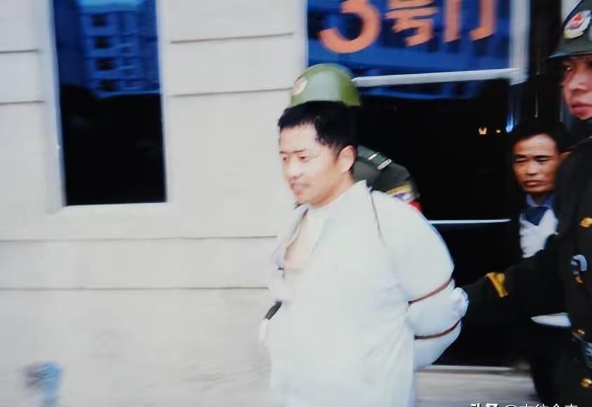 1998年，昆明一位警察报案，说妻子失踪了。
结果没过几天，他成了杀妻的“头号嫌