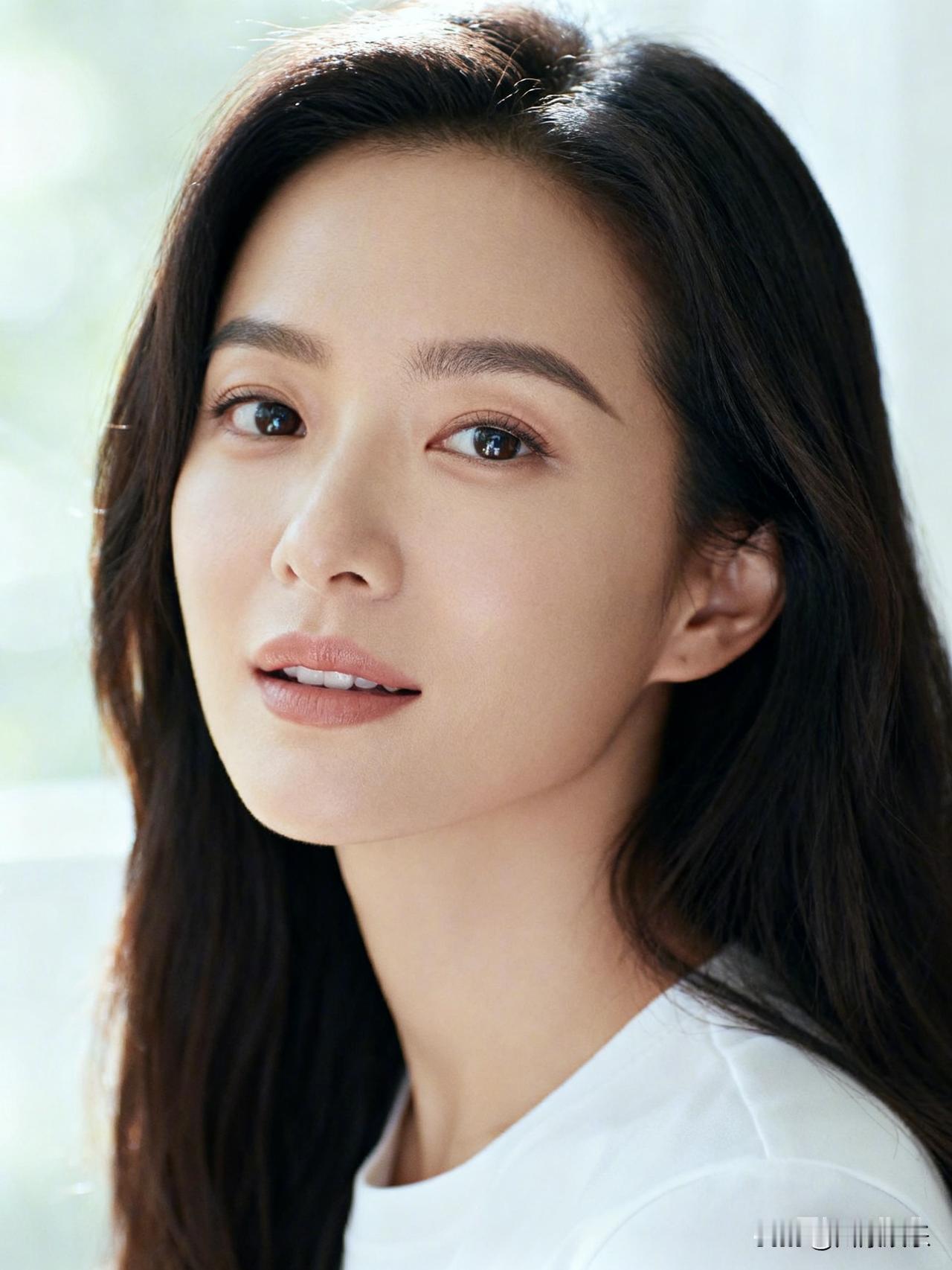 江一燕离婚 10月30日，42岁的江一燕在《假期中的她们》毕业音乐会上官宣离婚。