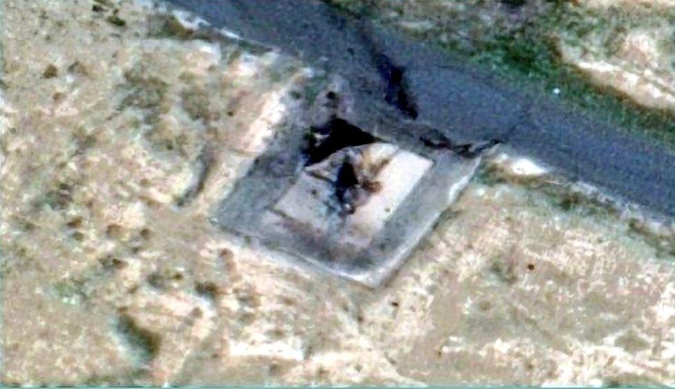 新的卫星图像显示科威特布林营另一架美国陆军CH-47支奴干重型运输直升机被击中。