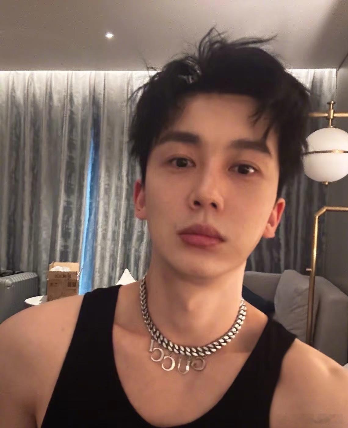李宏毅方硬刚李登科第一次见娱乐圈瓜是这么解决的。李登科在那儿“据说”“你懂的”说