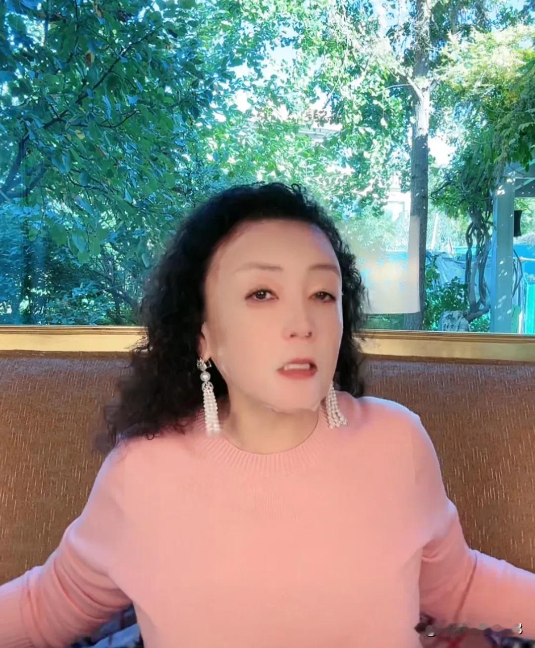 在直播带货行业里面，年龄最大年龄的女性就是张兰了。张兰都快70岁了，但是在直播带