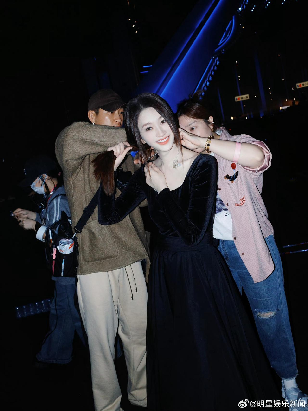 李小冉我P都不敢P这么白[哆啦A梦害怕]图二完全震撼，感觉跟周围都不在一个图层了