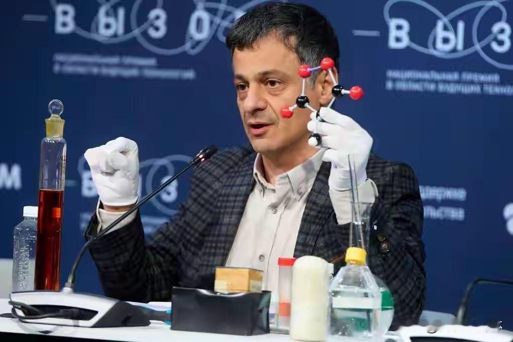 俄顶尖科学家来华领奖直言：中国已成全球顶尖科技强国，科研硬实力全面领跑
 
关注