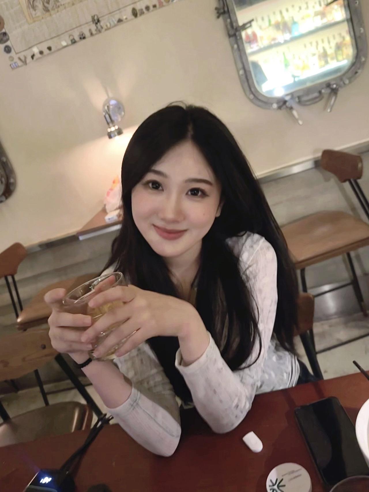 她的睫毛 弯的嘴角 无预警的对我笑