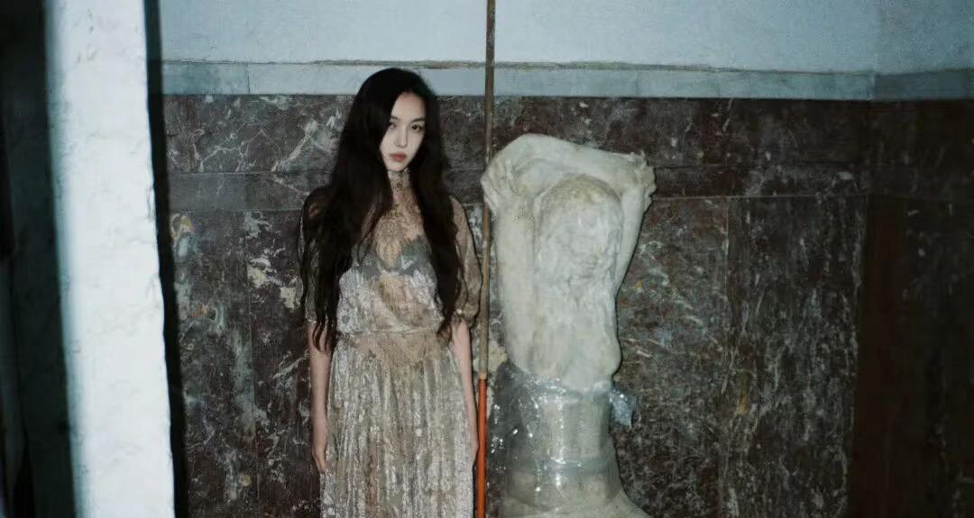 没想到这竟然是李嫣，真的美出了新高度，之前感觉小姑娘气质偏乖巧，现在是又酷又洋气