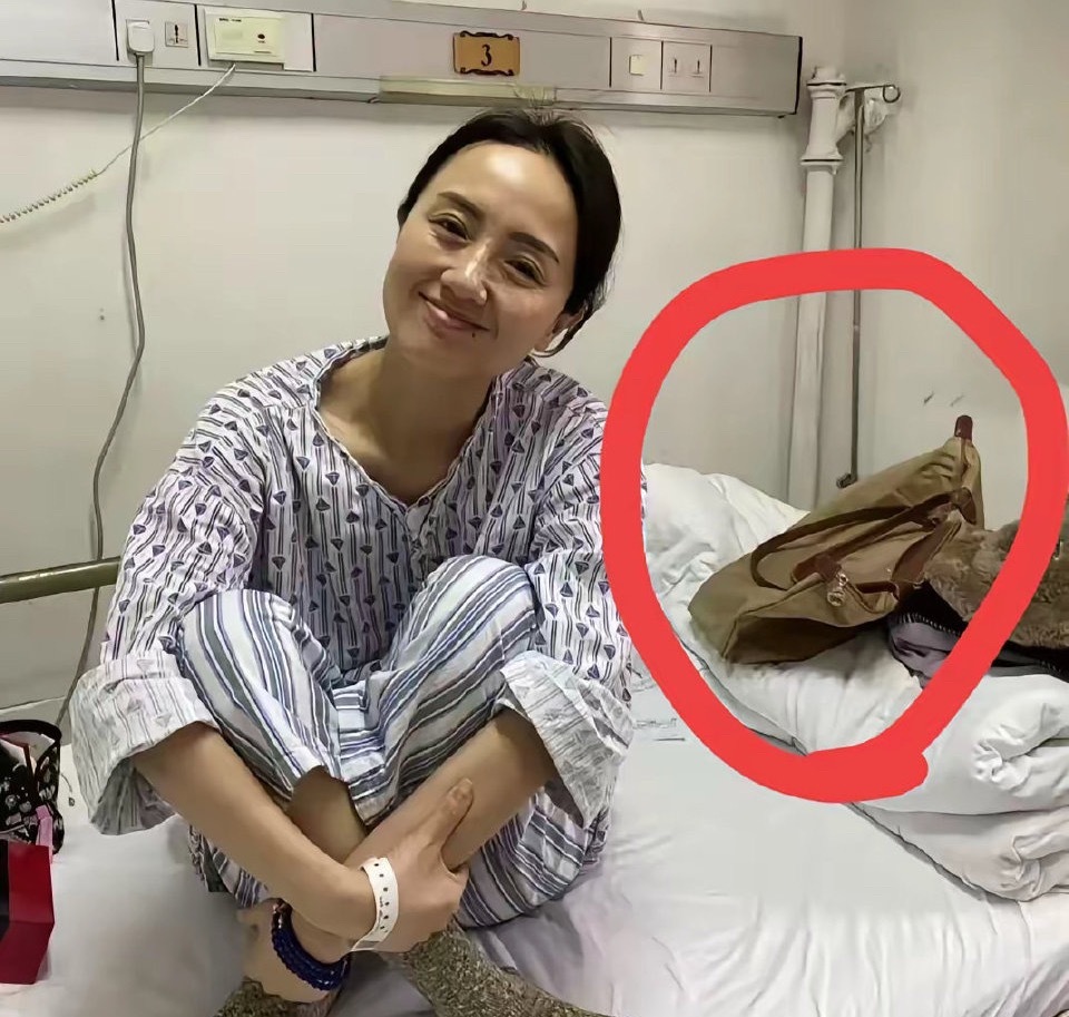 朱媛媛在病房拍的这张照片​大家注意到她旁边放的包包没有​不是L V，不是香奈儿，