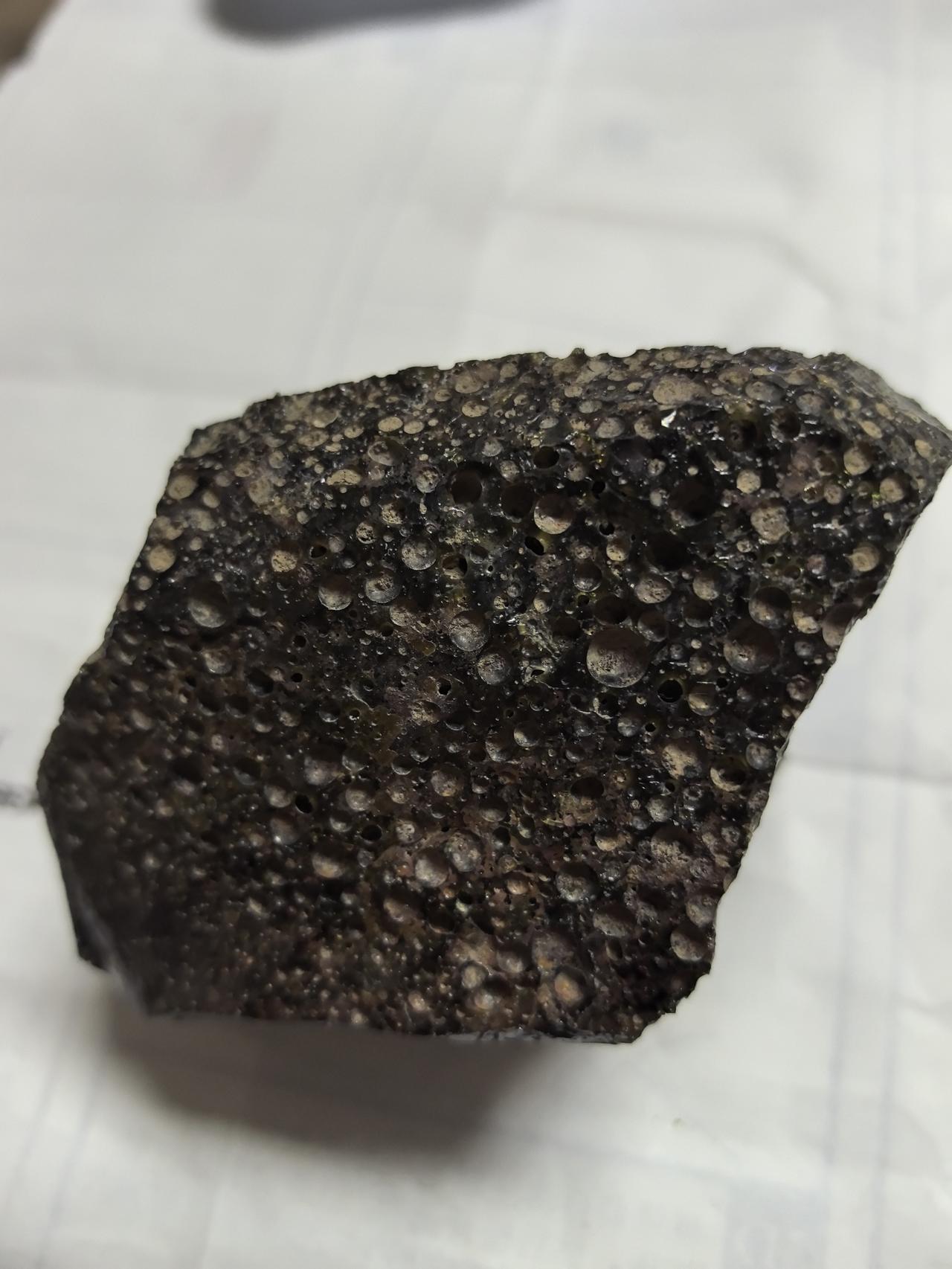 这是一块什么石头？谁能知道请指教。这是石头的6个面。我感觉是陨石。在哪能鉴定？爆