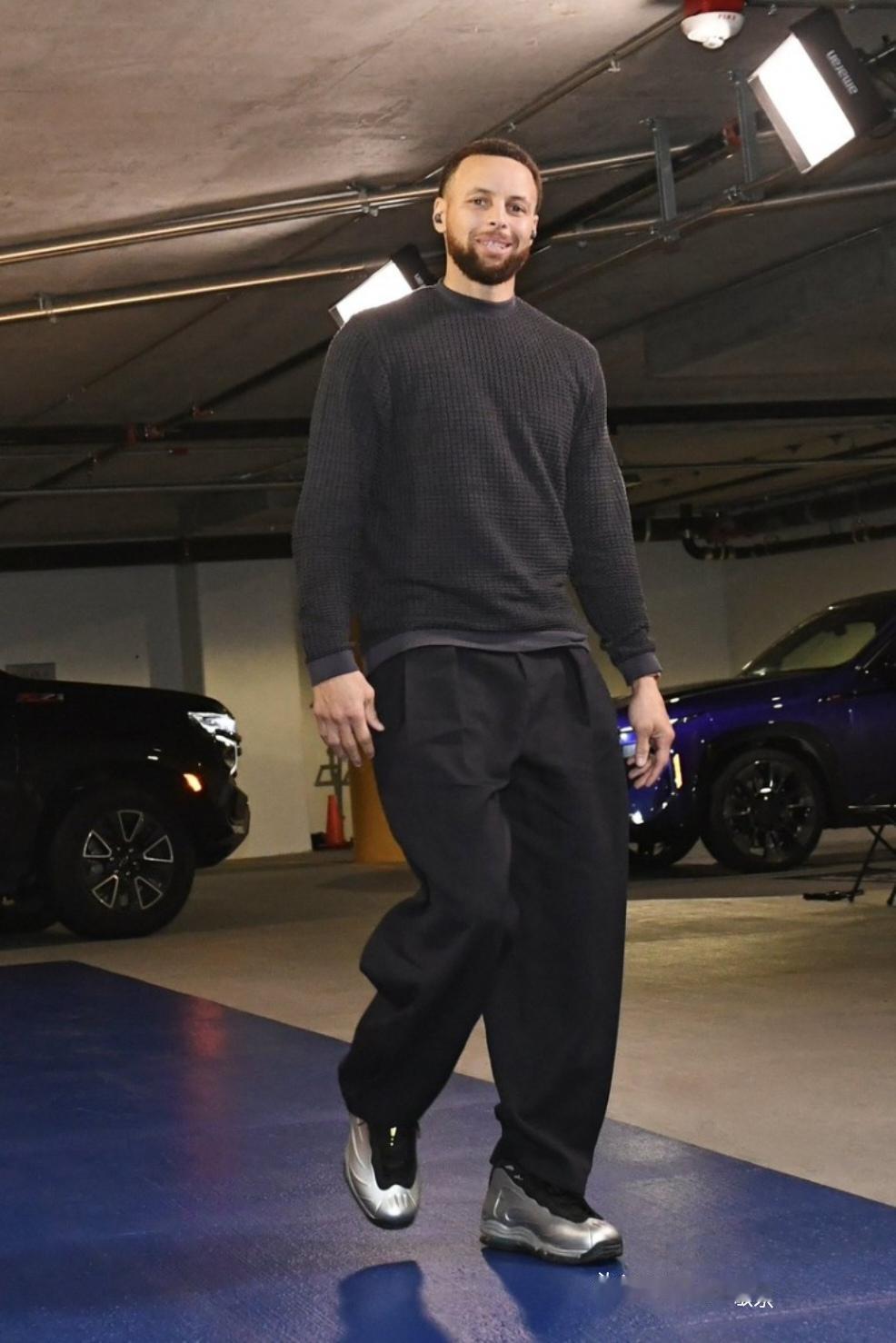 库里穿邓肯球鞋致敬马刺！金州勇士主场能狙击五连胜的马刺吗！文班亚马又是无敌的一天