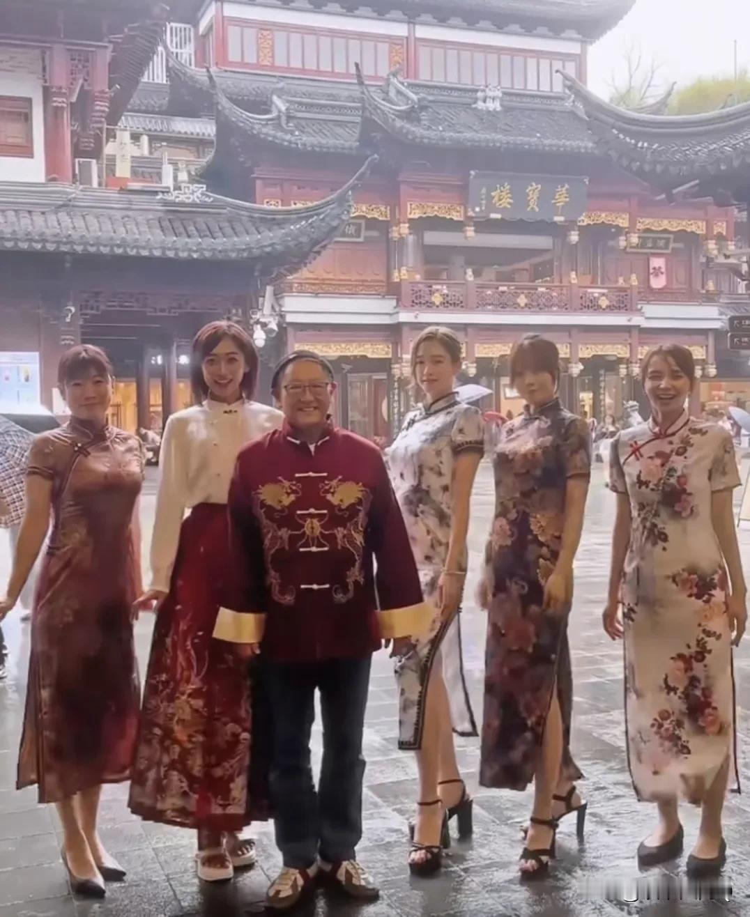 丰田章男访问中国了！很随意的穿起了中国传统服饰！这要敢是王传福到东京穿个日本服饰