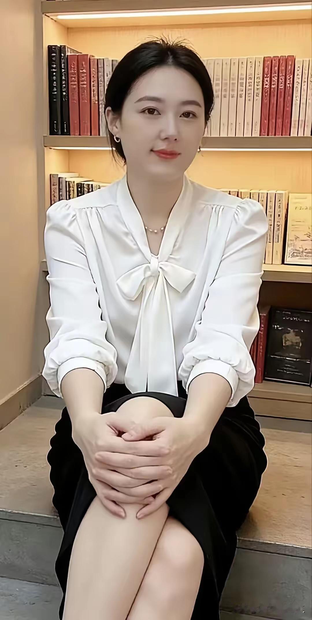成熟女人受欢迎是有道理的。
工作上，她们情绪稳定，决策精准，能把团队管理得服服帖