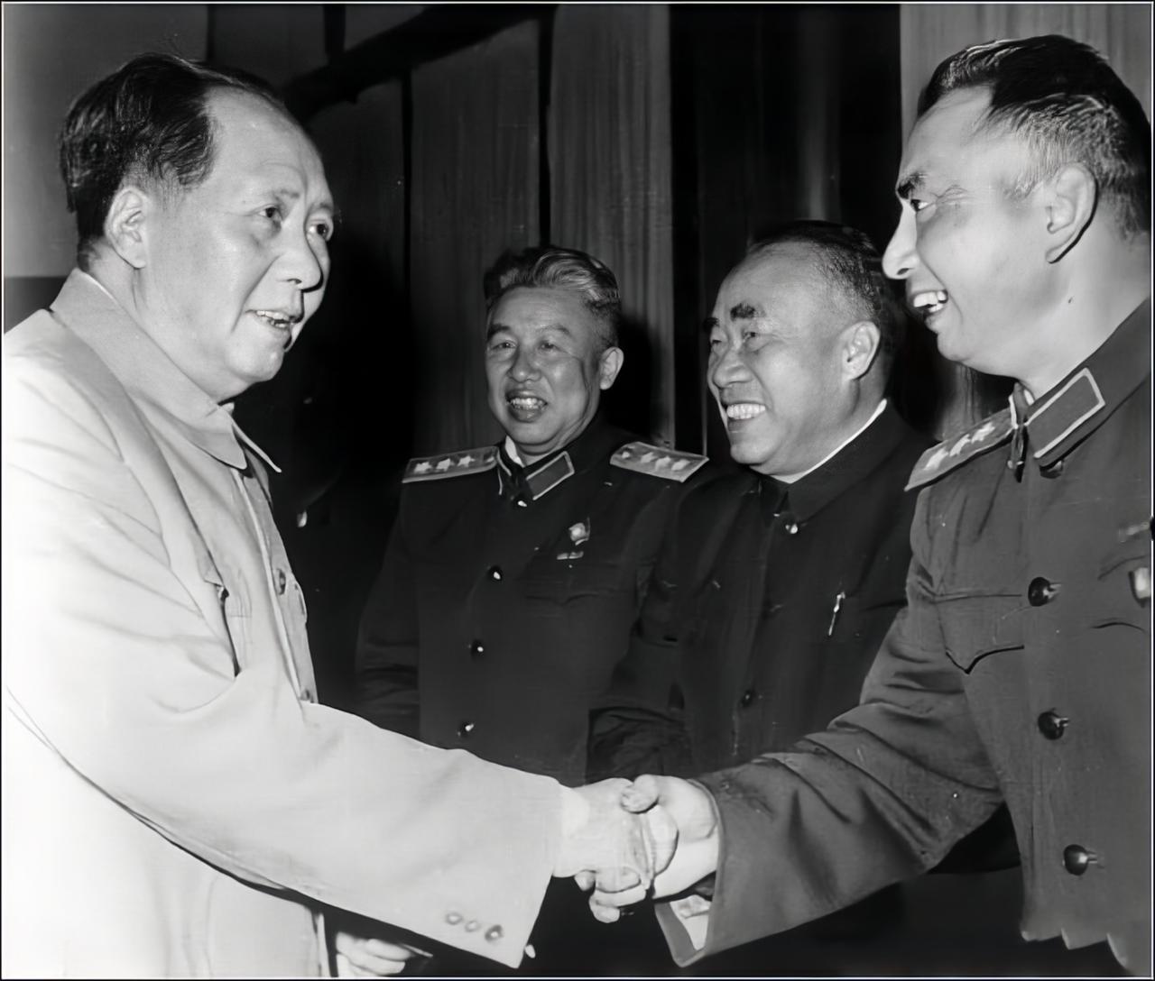 1958年，最后一任志愿军司令员杨勇，率领中国人民志愿军，全部撤回国内，受到了毛