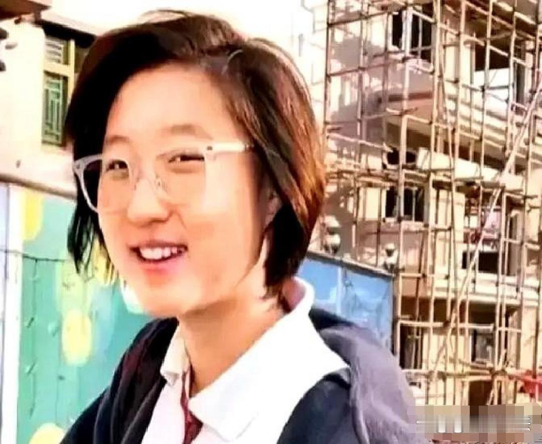 成龙托人给吴卓林转钱，附言“爸爸一直惦记你”。
吴卓林发了一张背对夕阳的照片，配