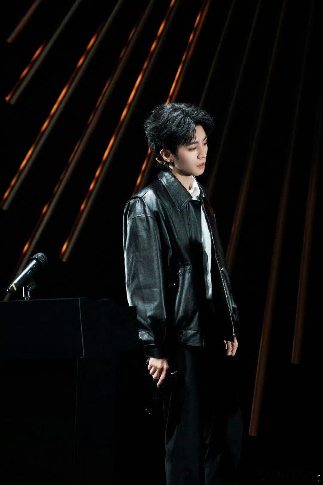 王俊凯切回歌手大号了王俊凯切回歌手大号，初心归位，歌声为章✨ 从山城少年到舞台王