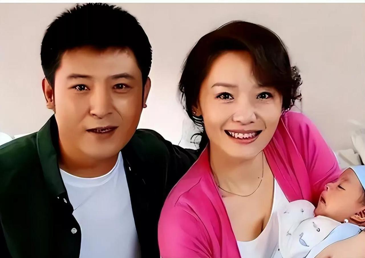 快看这又是一对恩爱夫妻，他就是小品演员孙涛，与他那温婉可人的妻子李丽，
孙涛，岁
