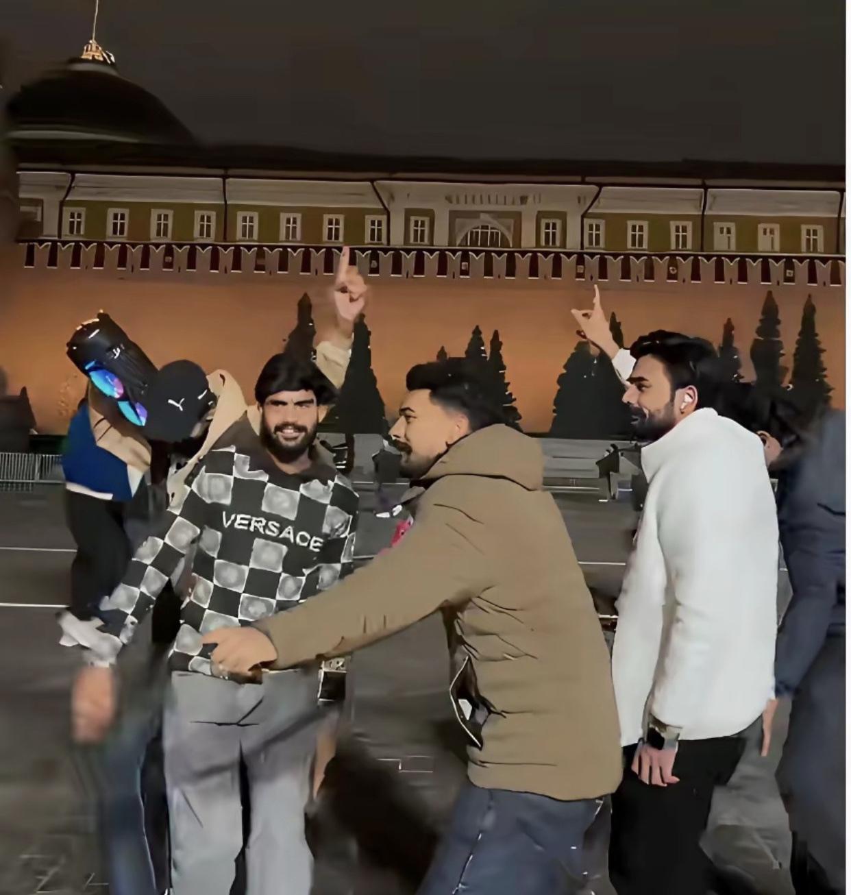 首次来到俄罗斯的印度劳工，抑制不住内心的激动，纷纷在莫斯科的红场上跳起舞来，他们