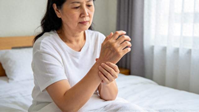 类风湿关节炎为什么容易出现晨僵和关节肿痛
