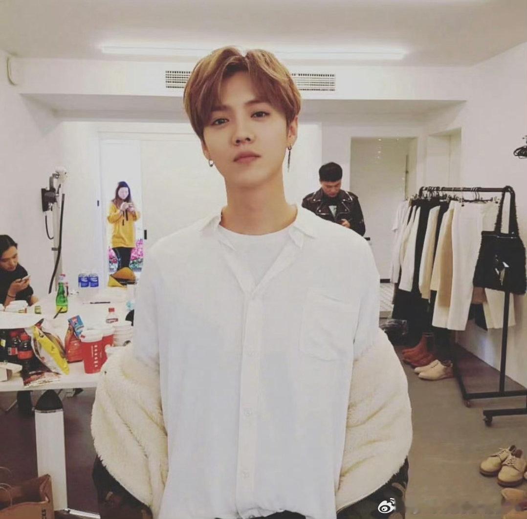 鹿晗关晓彤到底分手没???真的搞不懂，感觉每天要上无数次热搜 