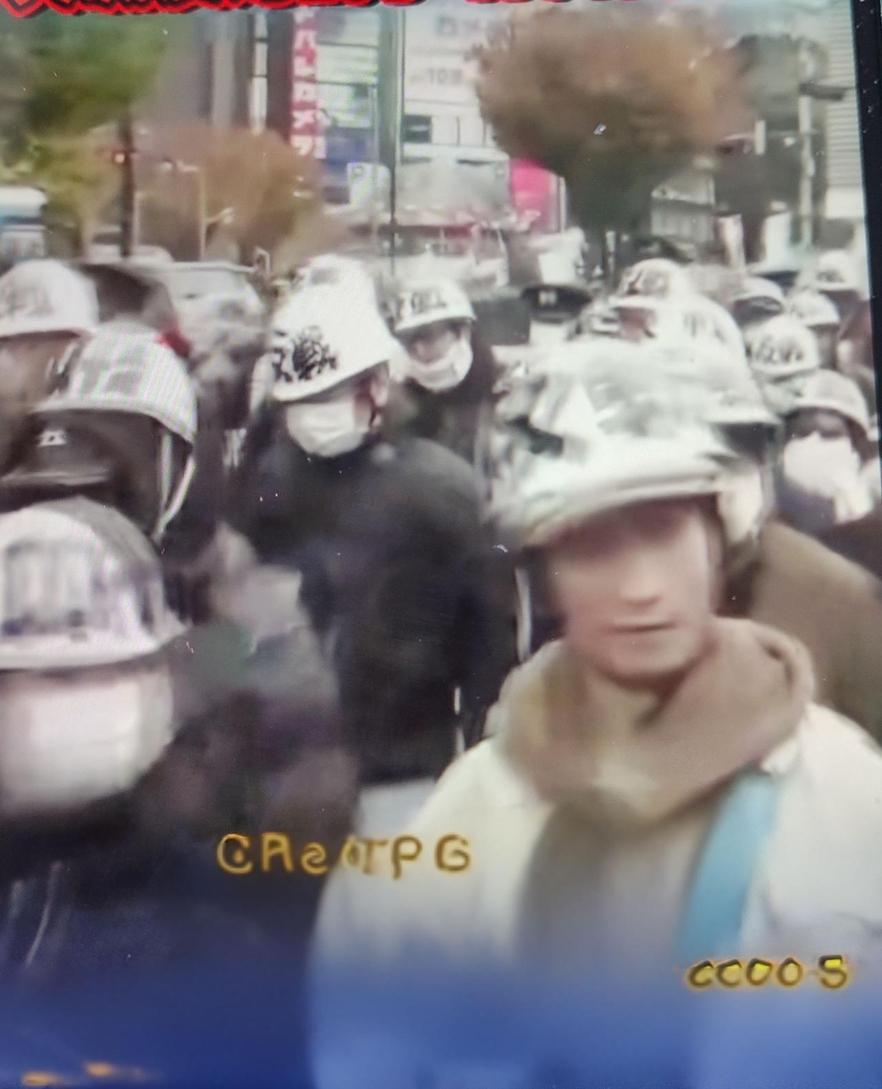 周末，东京的闹市区里！
日本民众自发组织起游行抗议活动！
他们头上戴着反战标语，