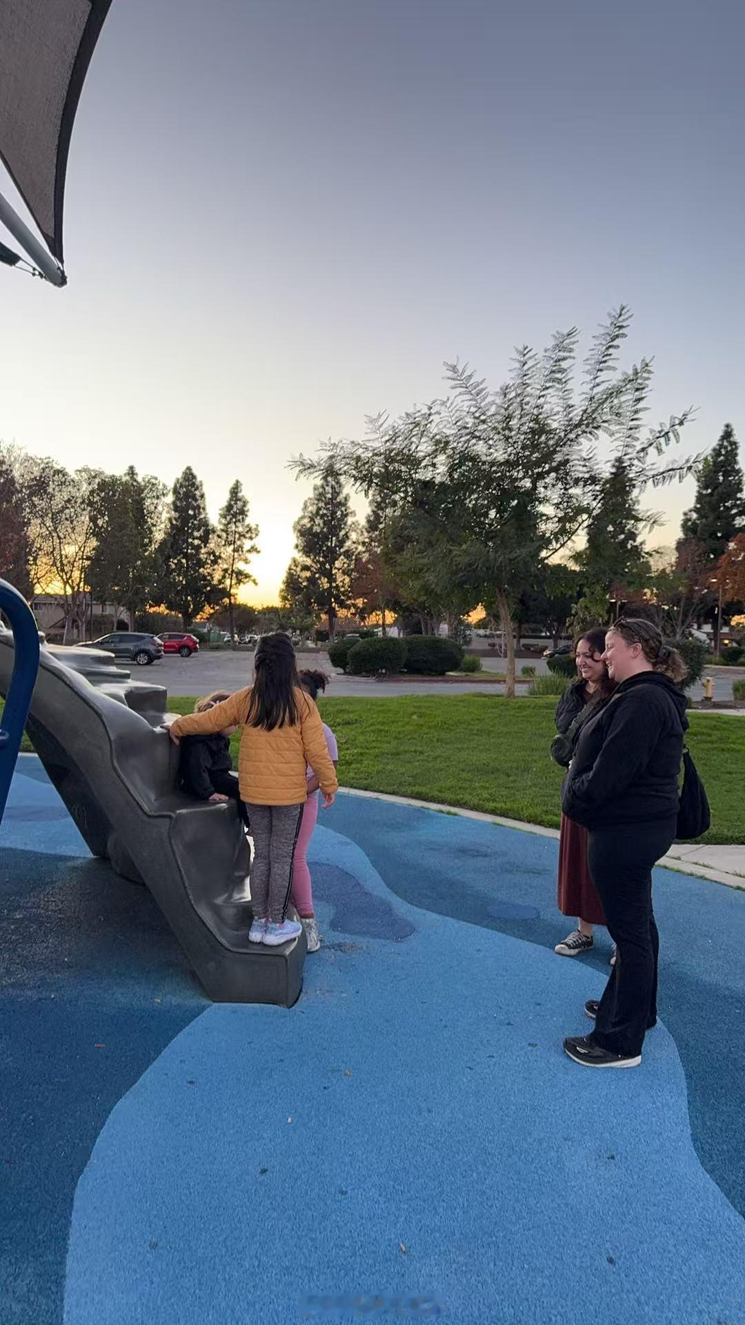 社交恐怖分子又开始了。走到哪里都要玩成一片。这已经是她今天玩的第三波陌生人了。I