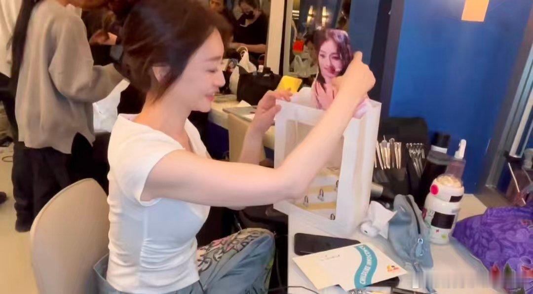 李小冉收到粉丝送的人偶老鼠干乘风2026感动与欢乐并存！李小冉收到特别礼物人偶老