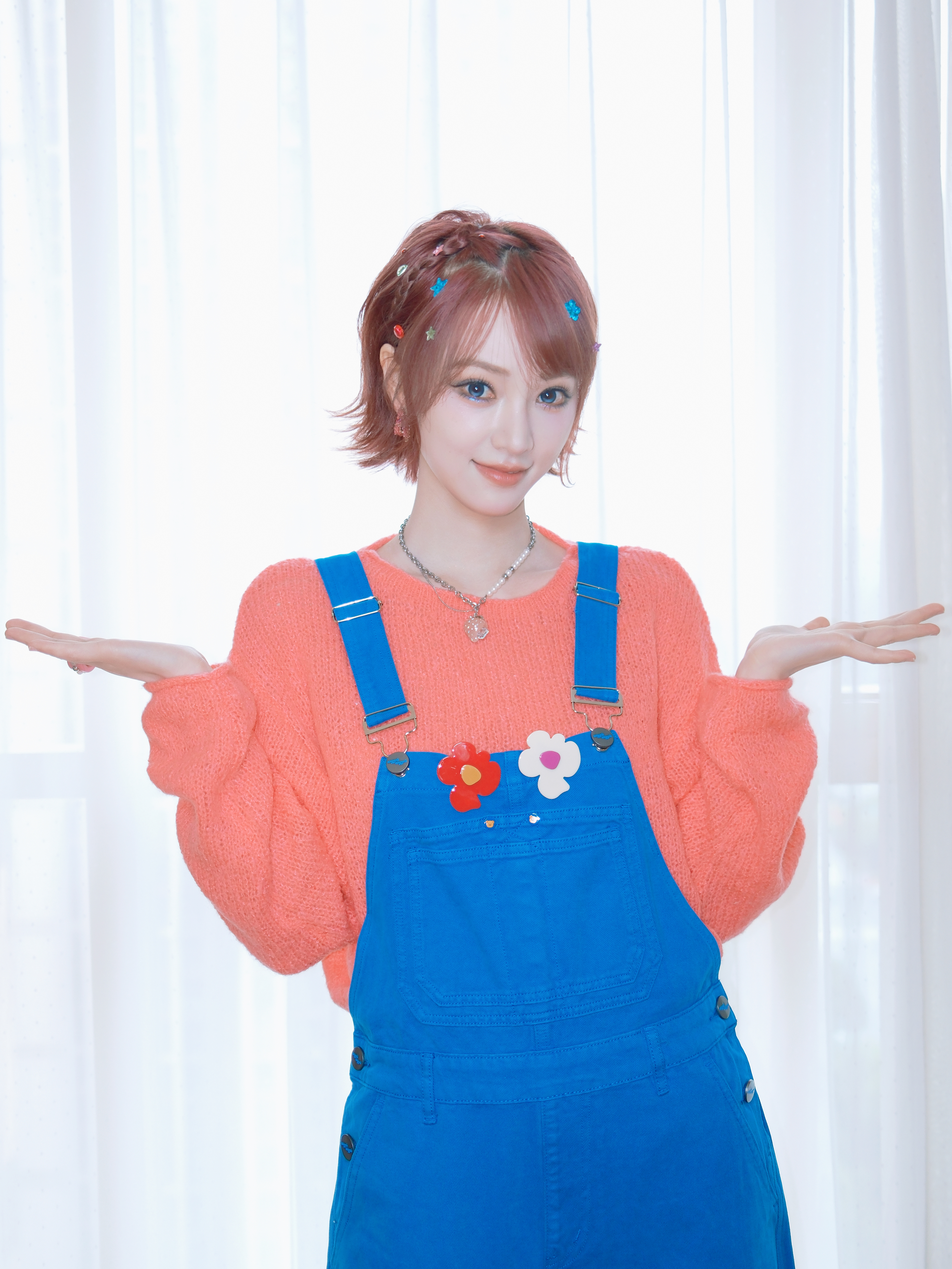 黄灿灿   可爱的背带裤女孩 加油吧 