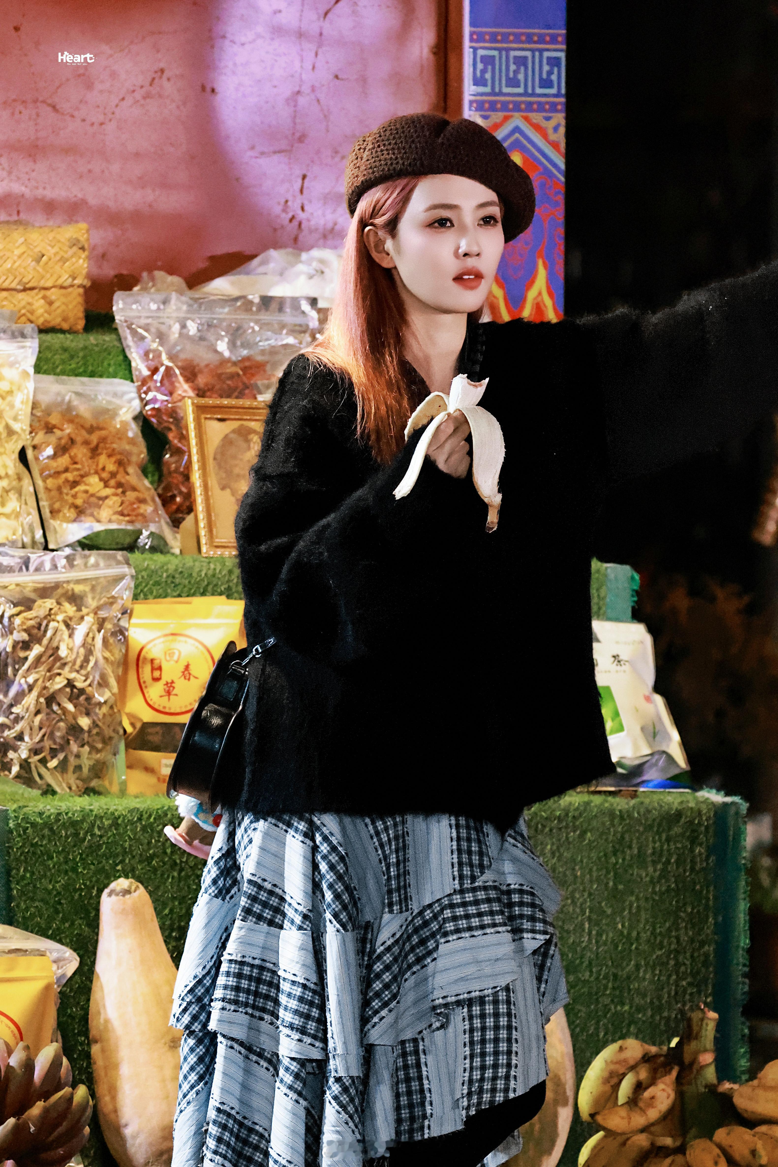 白鹿奔跑吧新造型路透来了！🍍真的太可爱了吧！[yeah]白鹿这个香蕉真好吃 ​