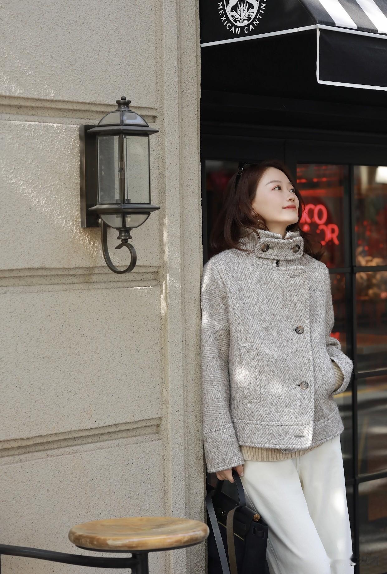 女生如何穿搭看起来时尚更有品味呢气质品位随意又精致。日常穿搭不用刻意，掌握这些小