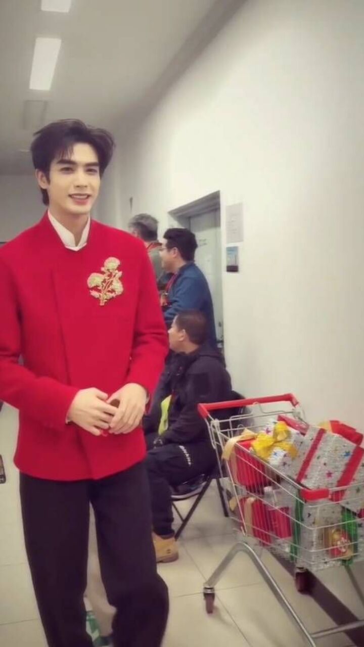 宋威龙 春晚后台这几秒我也就看了五六十遍吧 马年春晚部分节目单曝光