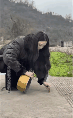 妹子，你笑得那么开心，随便那么一坐吓得人捂着胸口直喘气呀。
万一伤着了或者烧着了
