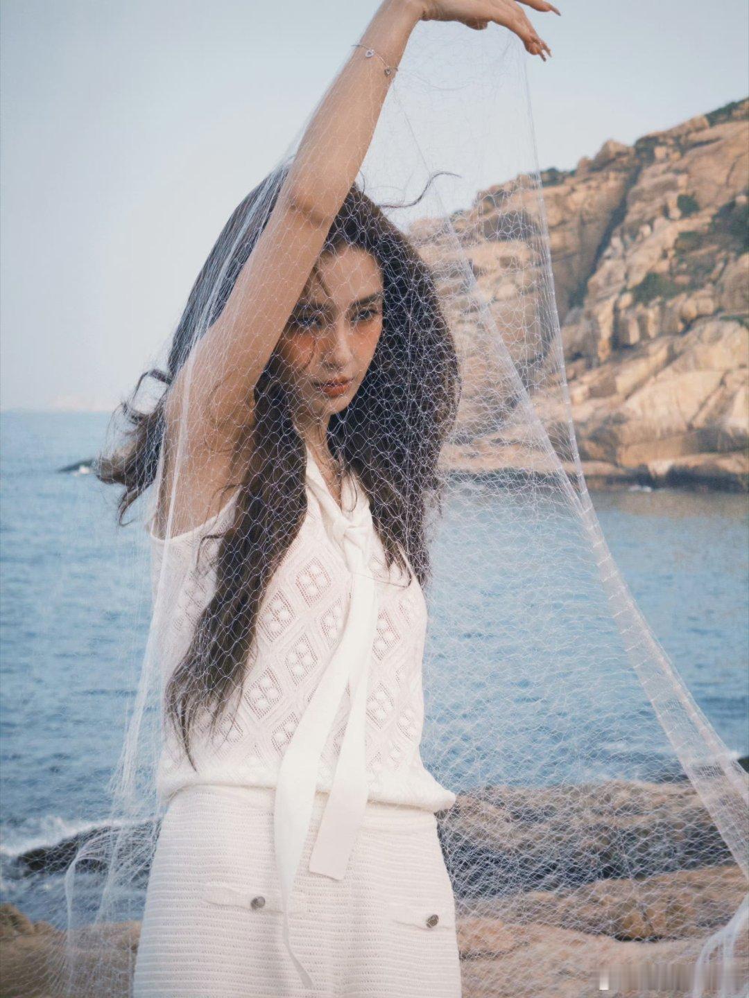 Angelababy工作室动了 发了一大组baby美照 第二张第三张金色美人鱼?