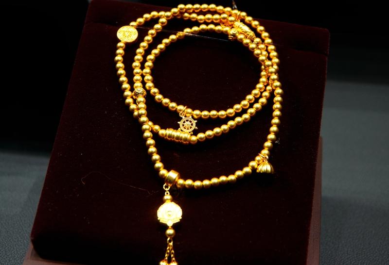 金饰价格终结五连涨
16日金市有大动静，现货黄金短暂冲高后盘中跳水，跌破4300